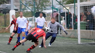Zadar, 281110.
Povodom proslave 100 godina NK. Arbanasi, odigrana je nogometna utakmica izmedju veterana Nk. Arbanasi i veterana NK. Hajduk.
Na fotografiji: za Arbanase je igrao ministar Bozidar Kalmeta i postigao je gol.
Foto: Andrija Lucic / CROPIX Zadar, 281110.
Povodom proslave 100 godina NK. Arbanasi, odigrana je nogometna utakmica izmedju veterana Nk. Arbanasi i veterana NK. Hajduk.
Na fotografiji: za Arbanase je igrao ministar Bozidar Kalmeta i postigao je gol.
Foto: Andrija Lucic / CROPIX