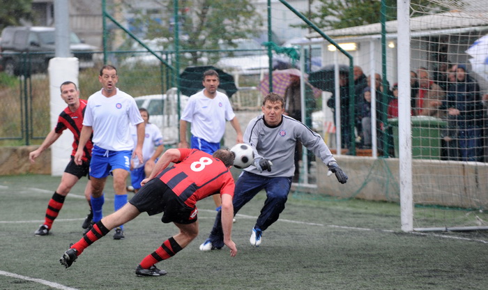Zadar, 281110.
Povodom proslave 100 godina NK. Arbanasi, odigrana je nogometna utakmica izmedju veterana Nk. Arbanasi i veterana NK. Hajduk.
Na fotografiji: za Arbanase je igrao ministar Bozidar Kalmeta i postigao je gol.
Foto: Andrija Lucic / CROPIX Zadar, 281110.
Povodom proslave 100 godina NK. Arbanasi, odigrana je nogometna utakmica izmedju veterana Nk. Arbanasi i veterana NK. Hajduk.
Na fotografiji: za Arbanase je igrao ministar Bozidar Kalmeta i postigao je gol.
Foto: Andrija Lucic / CROPIX