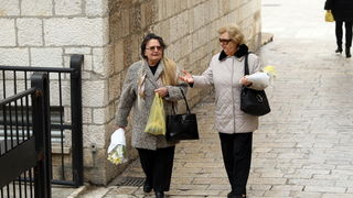 Zadar, 080313.
Danas se diljem svijeta, pa tako i u Zadru, obiljezava Medjunarodni dan zena.
Zadrani su danas zenama, prema obicaju, poklanjali cvijece.
Na fotografiji: detalj iz grada.
Foto: Jure Miskovic / CROPIX