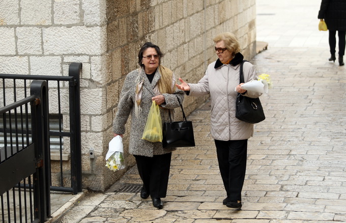 Zadar, 080313.
Danas se diljem svijeta, pa tako i u Zadru, obiljezava Medjunarodni dan zena.
Zadrani su danas zenama, prema obicaju, poklanjali cvijece.
Na fotografiji: detalj iz grada.
Foto: Jure Miskovic / CROPIX