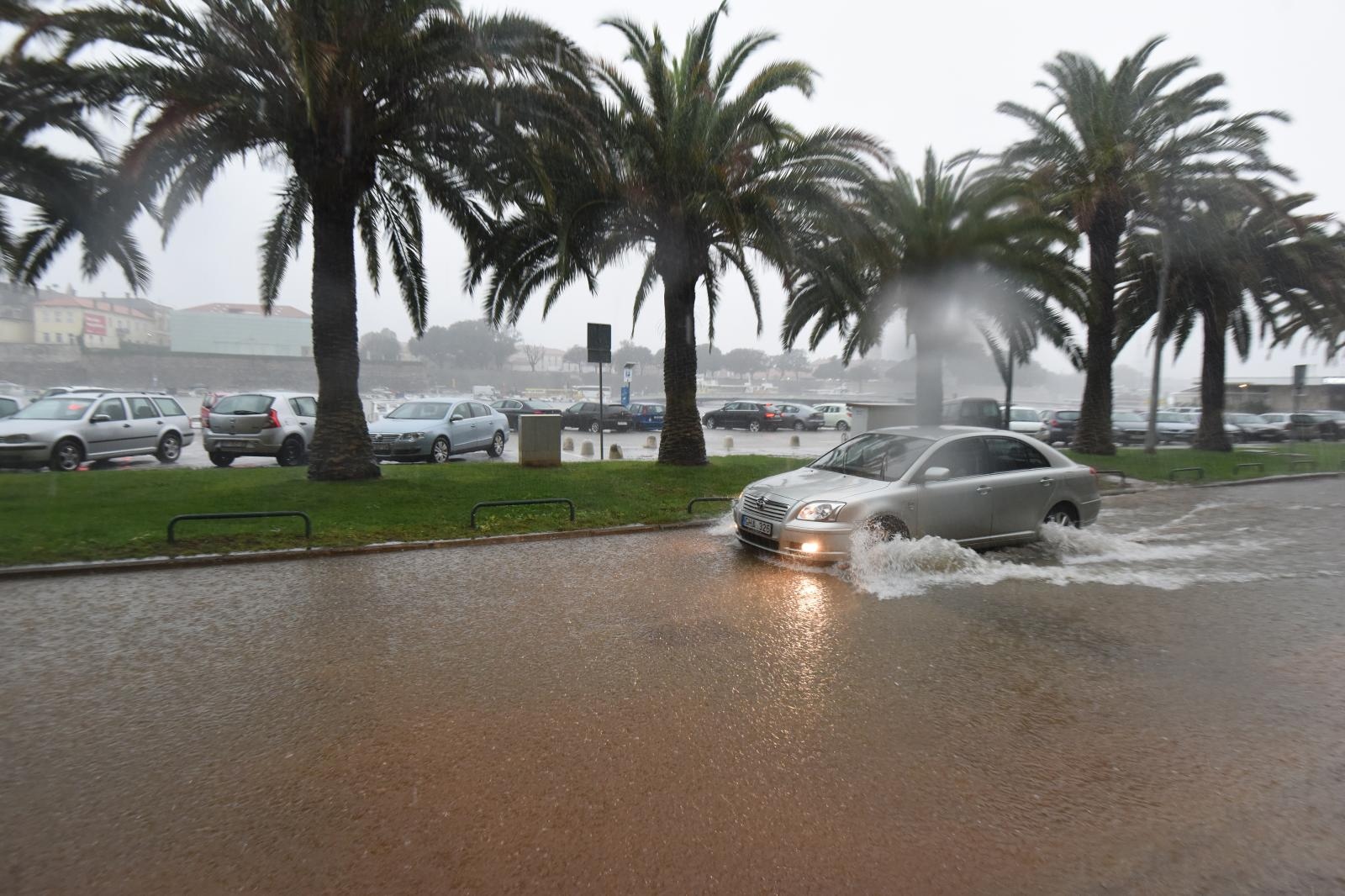 Kišna kataklizma u Zadru: poplavljen cijeli grad