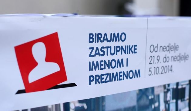 Diljem Hrvatske pred crkvama je pocelo prikupljanje potpisa za referendum kojim bi se trazilo da se u Ustav RH ukljuci izmjena izbornog sustava. Vjernici pred crkvom svetog Kriza u Sigetu potpisuju za referendum. Photo: Luka Stanzl/PIXSELL