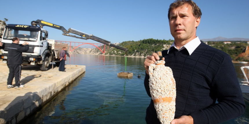 Zadar, 121010.
Tvrtka Simonic iz Jasenica, u vlasnistvu poznatog slovenskog vinara Ivana Simonica, izvadila je 830 boca pjenusca s morskoga dna na dubini od 30 metara na koje  su polozene prije pola godine.
Na fotografiji : Ivan Simonic. 
Foto : Vladimir