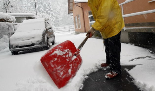 Delnice, 031109.
U Gorskom kotaru od nocas pada snijeg koji se zadrzava na kolniku. Za sada nije uzrokovao vece probleme u prometu. Na slici: centar Delnica pod snijegom koji se cisti od jutros.
Foto: Tea Cimas / Cropix
