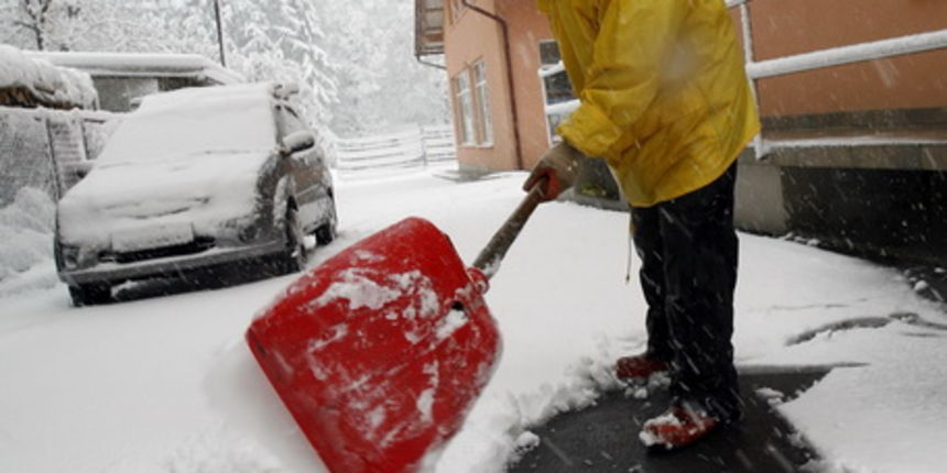 Delnice, 031109.
U Gorskom kotaru od nocas pada snijeg koji se zadrzava na kolniku. Za sada nije uzrokovao vece probleme u prometu. Na slici: centar Delnica pod snijegom koji se cisti od jutros.
Foto: Tea Cimas / Cropix Delnice, 031109.
U Gorskom kotaru od nocas pada snijeg koji se zadrzava na kolniku. Za sada nije uzrokovao vece probleme u prometu. Na slici: centar Delnica pod snijegom koji se cisti od jutros.
Foto: Tea Cimas / Cropix