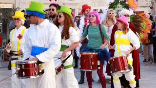 Splitski karneval: Vjenčanje Ave Karabatić i Ivana Pernara na splitskoj rivi