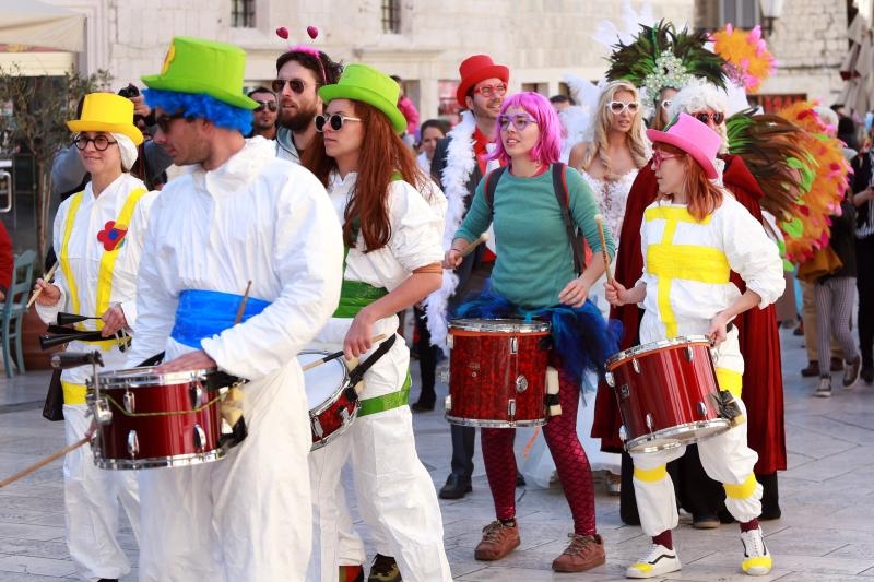 Splitski karneval: Vjenčanje Ave Karabatić i Ivana Pernara na splitskoj rivi