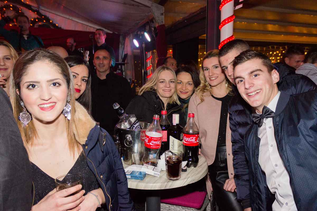 Doček 2017: Najluđa noć na zadarskom Poluotoku privukla više tisuća Zadrana i gostiju Doček 2017: Najluđa noć na zadarskom Poluotoku privukla više tisuća Zadrana i gostiju