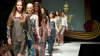 Trodnevna modna manifestacija Zadar fashion nights održava se na Trgu Ivana Pavla II. Prve večeri, pod nazivom ‘Urban Night’ predstavili su se kreatori i modne kuće: Toni Brekalo, Galko, Callegari, Oktan, Ana Milin i Margarete Ete. U glazbenom dijelu prog Trodnevna modna manifestacija Zadar fashion nights održava se na Trgu Ivana Pavla II. Prve večeri, pod nazivom ‘Urban Night’ predstavili su se kreatori i modne kuće: Toni Brekalo, Galko, Callegari, Oktan, Ana Milin i Margarete Ete. U glazbenom dijelu prog