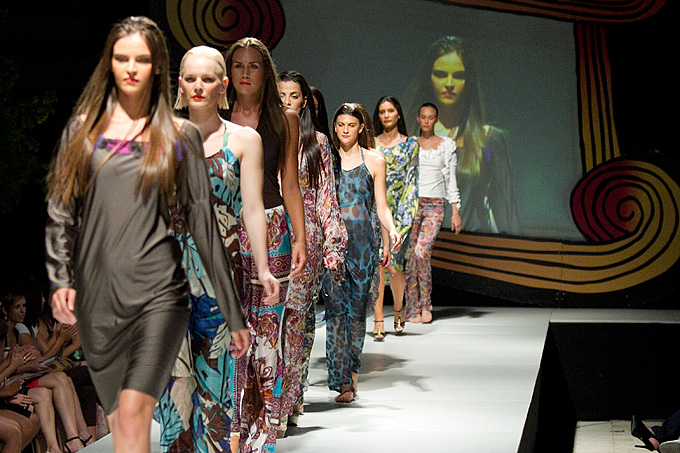 Trodnevna modna manifestacija Zadar fashion nights održava se na Trgu Ivana Pavla II. Prve večeri, pod nazivom ‘Urban Night’ predstavili su se kreatori i modne kuće: Toni Brekalo, Galko, Callegari, Oktan, Ana Milin i Margarete Ete. U glazbenom dijelu prog Trodnevna modna manifestacija Zadar fashion nights održava se na Trgu Ivana Pavla II. Prve večeri, pod nazivom ‘Urban Night’ predstavili su se kreatori i modne kuće: Toni Brekalo, Galko, Callegari, Oktan, Ana Milin i Margarete Ete. U glazbenom dijelu prog