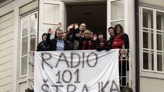 Zagreb, 081110.
Radio 101, Gajeva ulica.
Dio zaposlenika i honorarnih djelatnika Radija 101 usao je u strajk upozorenja, koji ce trajati od 8 do 14 sati, nakon cega se redovni program nastavlja. Racun Radija 101 je blokiran, posljednja placa zaposlenim dj Zagreb, 081110.
Radio 101, Gajeva ulica.
Dio zaposlenika i honorarnih djelatnika Radija 101 usao je u strajk upozorenja, koji ce trajati od 8 do 14 sati, nakon cega se redovni program nastavlja. Racun Radija 101 je blokiran, posljednja placa zaposlenim dj