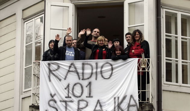 Zagreb, 081110.
Radio 101, Gajeva ulica.
Dio zaposlenika i honorarnih djelatnika Radija 101 usao je u strajk upozorenja, koji ce trajati od 8 do 14 sati, nakon cega se redovni program nastavlja. Racun Radija 101 je blokiran, posljednja placa zaposlenim dj