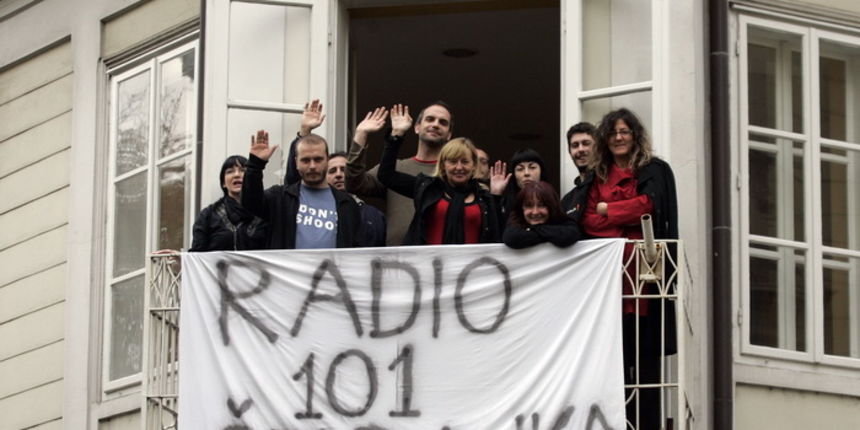 Zagreb, 081110.
Radio 101, Gajeva ulica.
Dio zaposlenika i honorarnih djelatnika Radija 101 usao je u strajk upozorenja, koji ce trajati od 8 do 14 sati, nakon cega se redovni program nastavlja. Racun Radija 101 je blokiran, posljednja placa zaposlenim dj Zagreb, 081110.
Radio 101, Gajeva ulica.
Dio zaposlenika i honorarnih djelatnika Radija 101 usao je u strajk upozorenja, koji ce trajati od 8 do 14 sati, nakon cega se redovni program nastavlja. Racun Radija 101 je blokiran, posljednja placa zaposlenim dj