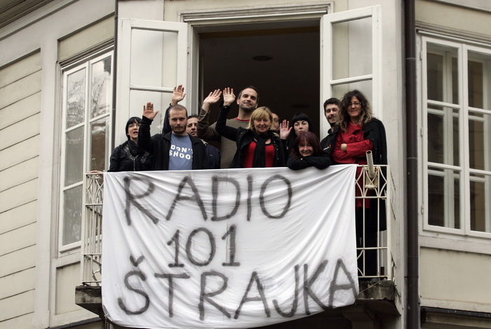 Zagreb, 081110.
Radio 101, Gajeva ulica.
Dio zaposlenika i honorarnih djelatnika Radija 101 usao je u strajk upozorenja, koji ce trajati od 8 do 14 sati, nakon cega se redovni program nastavlja. Racun Radija 101 je blokiran, posljednja placa zaposlenim dj Zagreb, 081110.
Radio 101, Gajeva ulica.
Dio zaposlenika i honorarnih djelatnika Radija 101 usao je u strajk upozorenja, koji ce trajati od 8 do 14 sati, nakon cega se redovni program nastavlja. Racun Radija 101 je blokiran, posljednja placa zaposlenim dj