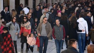 Djedice Mrazovi spustili se padobranom na Forum