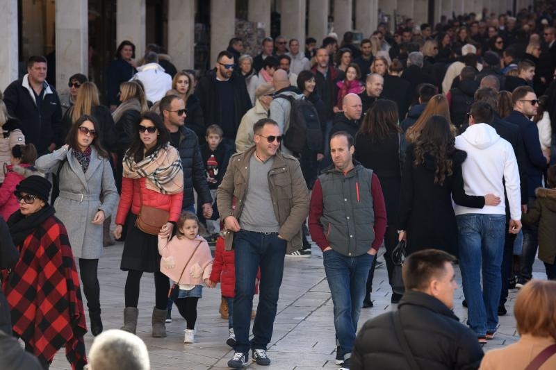 Djedice Mrazovi spustili se padobranom na Forum