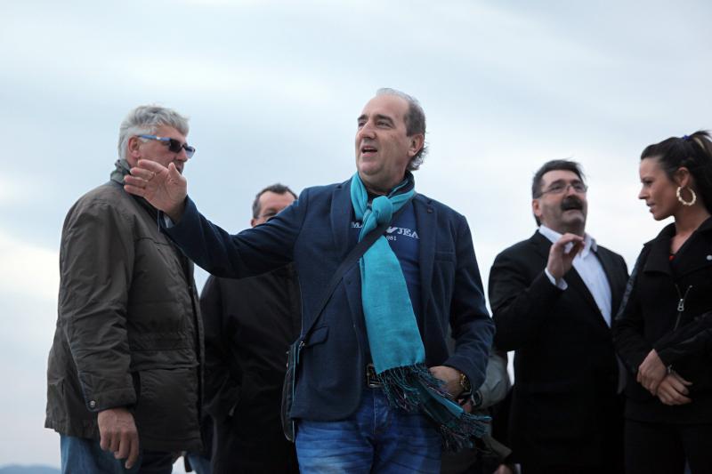 04.04.2014., Zadar – Australac Jason Grdovich zaprosio je svoju djevojku na Morskim Orguljama nakon devet godina veze, a cinu su svjedocili popularni pjevac Mladen Grdovic, gradonacelnik Bozidar Kalmeta, predsjednik zadarske TZ Zvonko Supe te mnogi medi