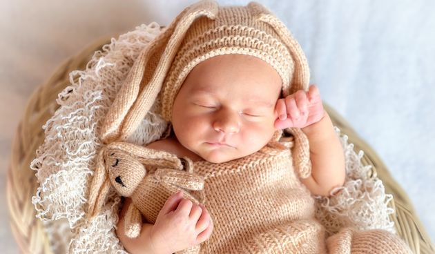 Bebe mlađe od godinu dana ne bi smjele spavati s pokrivačem niti ičim drugim u krevetiću, da se ne uguše