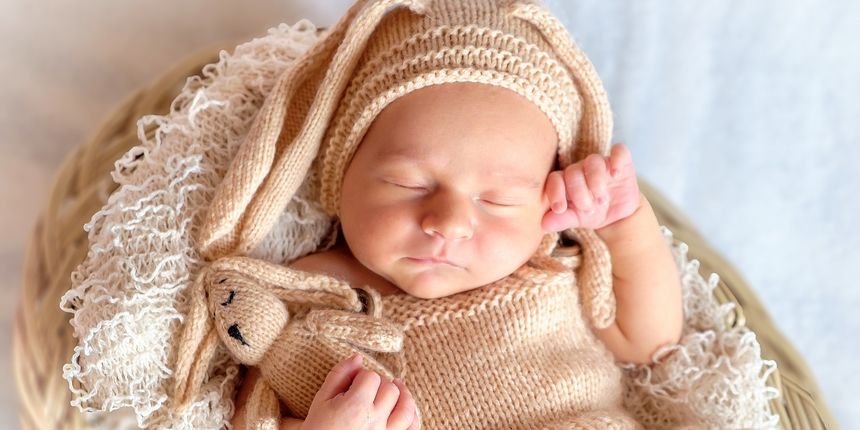 Bebe mlađe od godinu dana ne bi smjele spavati s pokrivačem niti ičim drugim u krevetiću, da se ne uguše