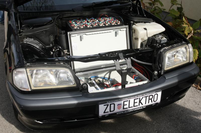 03.04.2014., Zadar – U Solarnom centru na Putu Murvice prezentirano je vozilo koje pokrece iskljucivo elektricna energija. Automobil su u cetiri mjeseca rada napravili ucenici Strukovne skole Vice Vlatkovica Valentino Raspovic, Andjelo Pastuovic i Toni 03.04.2014., Zadar – U Solarnom centru na Putu Murvice prezentirano je vozilo koje pokrece iskljucivo elektricna energija. Automobil su u cetiri mjeseca rada napravili ucenici Strukovne skole Vice Vlatkovica Valentino Raspovic, Andjelo Pastuovic i Toni