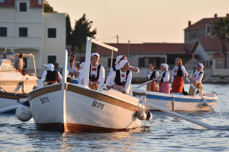 Tradicionalna ženska regata gajeta na vesla u Krapnju