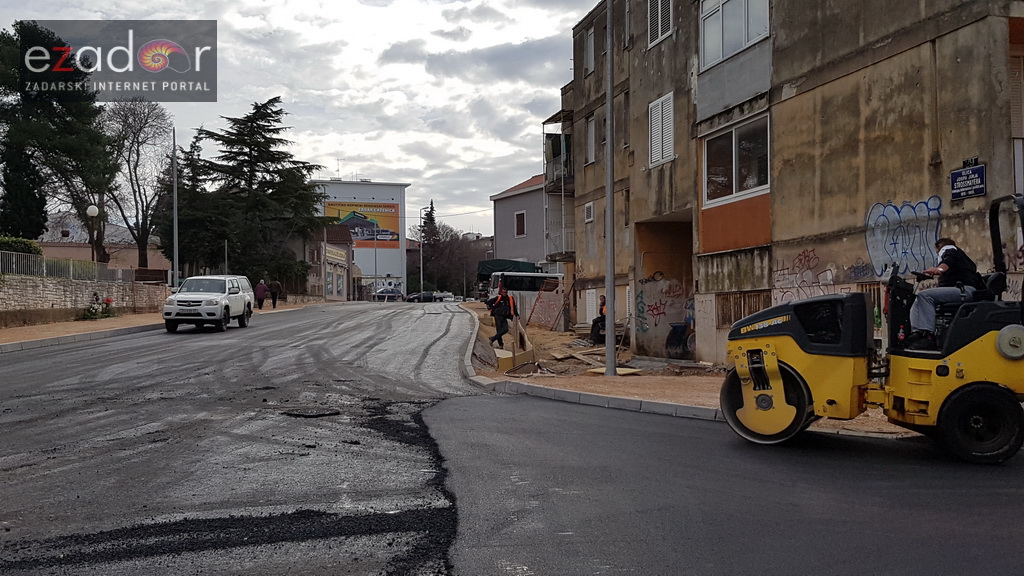 Na rekonstruirano križanje u Vruljici postavlja se završni sloj asfalta Na rekonstruirano križanje u Vruljici postavlja se završni sloj asfalta