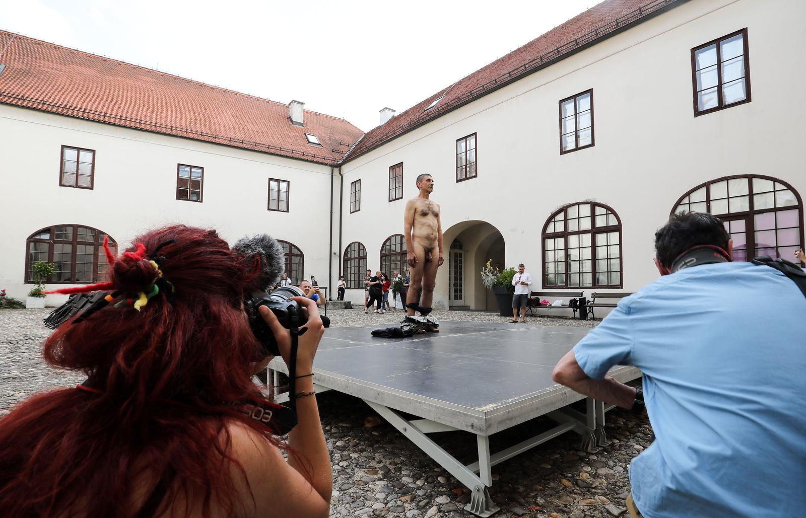 Siniša Labrović: Performans “Poštovani gospodine predsjedniče, možete me poljubiti u guzicu” Siniša Labrović: Performans “Poštovani gospodine predsjedniče, možete me poljubiti u guzicu”