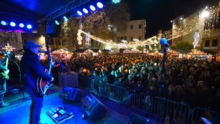 Advent u Zadru: Neno Belan i Fiumensi raspjevali i rasplesali i staro i mlado na Trgu Petra Zoranića Advent u Zadru: Neno Belan i Fiumensi raspjevali i rasplesali i staro i mlado na Trgu Petra Zoranića