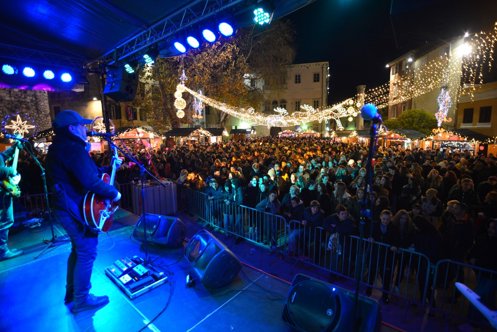 Advent u Zadru: Neno Belan i Fiumensi raspjevali i rasplesali i staro i mlado na Trgu Petra Zoranića Advent u Zadru: Neno Belan i Fiumensi raspjevali i rasplesali i staro i mlado na Trgu Petra Zoranića
