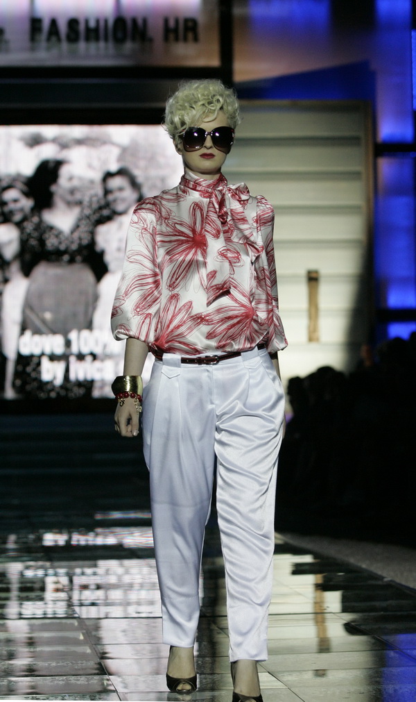 Bol, 010711.
Zlatni Rat.
Druga vecer Dove Fashion.hr revije na plazi Zlatni Rat u Bolu.
Na slici: kreacije Ivice Skoke.
Foto: Jakov Prkic / CROPIX Bol, 010711.
Zlatni Rat.
Druga vecer Dove Fashion.hr revije na plazi Zlatni Rat u Bolu.
Na slici: kreacije Ivice Skoke.
Foto: Jakov Prkic / CROPIX