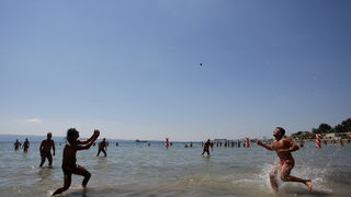 Split, 120611.
Na splitskim Bacvicama odrzano je 7. Prvenstvo svita u piciginu. Naslov pobjednika drugu godinu za redom osvojila je ekipa A1.
Foto: Ante Cizmic / CROPIX Split, 120611.
Na splitskim Bacvicama odrzano je 7. Prvenstvo svita u piciginu. Naslov pobjednika drugu godinu za redom osvojila je ekipa A1.
Foto: Ante Cizmic / CROPIX