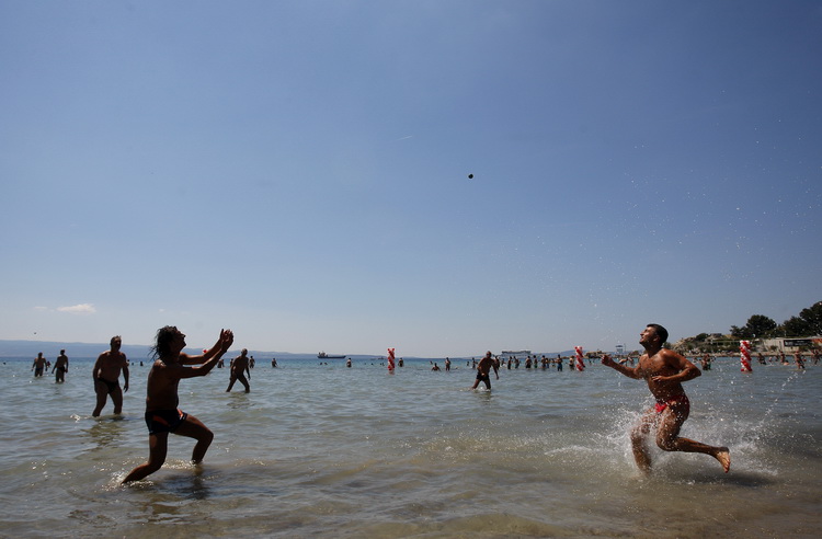 Split, 120611.
Na splitskim Bacvicama odrzano je 7. Prvenstvo svita u piciginu. Naslov pobjednika drugu godinu za redom osvojila je ekipa A1.
Foto: Ante Cizmic / CROPIX Split, 120611.
Na splitskim Bacvicama odrzano je 7. Prvenstvo svita u piciginu. Naslov pobjednika drugu godinu za redom osvojila je ekipa A1.
Foto: Ante Cizmic / CROPIX