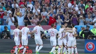 U dvoboju zadnjeg, 3. kola D skupine EURA u Bordeauxu igraju nogometaši Hrvatske i Španjolske (1-1).   Pred 40.000 gledatelja na stadionu Matmut Atlantic sudi Bjorn Kuipers.    Strijelci: 0-1 Morata (7), 1-1 Kalinić (45)