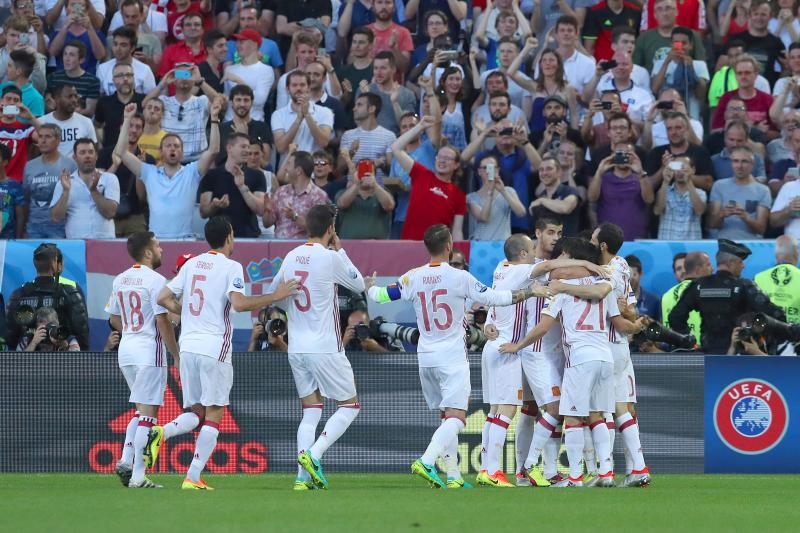 U dvoboju zadnjeg, 3. kola D skupine EURA u Bordeauxu igraju nogometaši Hrvatske i Španjolske (1-1).   Pred 40.000 gledatelja na stadionu Matmut Atlantic sudi Bjorn Kuipers.    Strijelci: 0-1 Morata (7), 1-1 Kalinić (45)