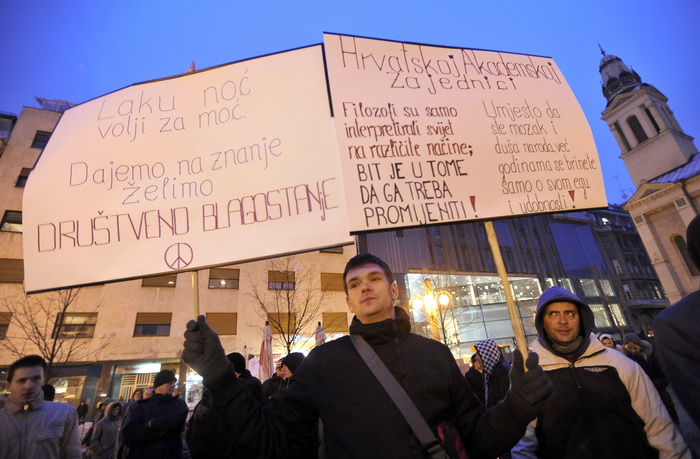 Zagreb, 020311. 
Novi, cetvrti po redu, protuvladin prosvjed tzv. facebook grupe zapoceo je veceras na Cvjetnom trgu. 
Na fotografiji: okupljeni prosvjednici.
Foto: Marko Miscevic / CROPIX