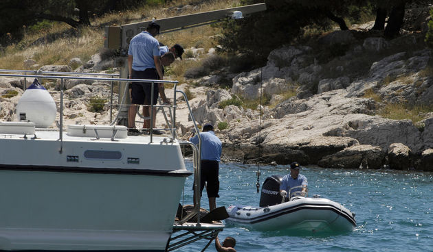 Jutros oko 10 sati za sada nepoznati gliser ili gumenjak usmrtio je plivaca koji je plivao izmedju otoka Lukovnjaka (Mali skoj) i mjesta Tribunja. Ocevid je u tijeku, a identitet smrtno stradalog nije poznat. Oko 14 sati tijelo je izvuceno na policijski b