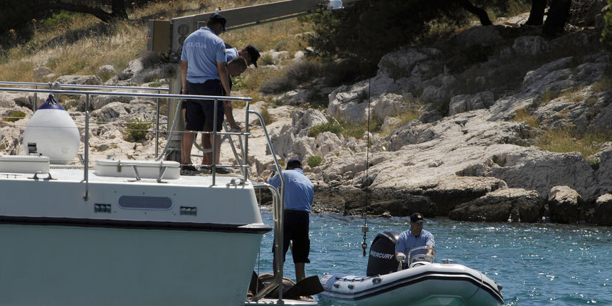 Jutros oko 10 sati za sada nepoznati gliser ili gumenjak usmrtio je plivaca koji je plivao izmedju otoka Lukovnjaka (Mali skoj) i mjesta Tribunja. Ocevid je u tijeku, a identitet smrtno stradalog nije poznat. Oko 14 sati tijelo je izvuceno na policijski b Jutros oko 10 sati za sada nepoznati gliser ili gumenjak usmrtio je plivaca koji je plivao izmedju otoka Lukovnjaka (Mali skoj) i mjesta Tribunja. Ocevid je u tijeku, a identitet smrtno stradalog nije poznat. Oko 14 sati tijelo je izvuceno na policijski b
