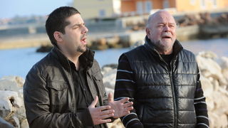 Zadar, 140111
Manekenka Ava Karabatic i zadarski voditelj Igor Jelenic Toto glumili su zaljubljeni par u spotu za pjesmu “Kad si otisla ti” zadarskih pjevaca Bepa Matesica i Davida Ricova. Spot je sniman u staroj lucici na otoku Viru.
Foto : Andrija Lucic