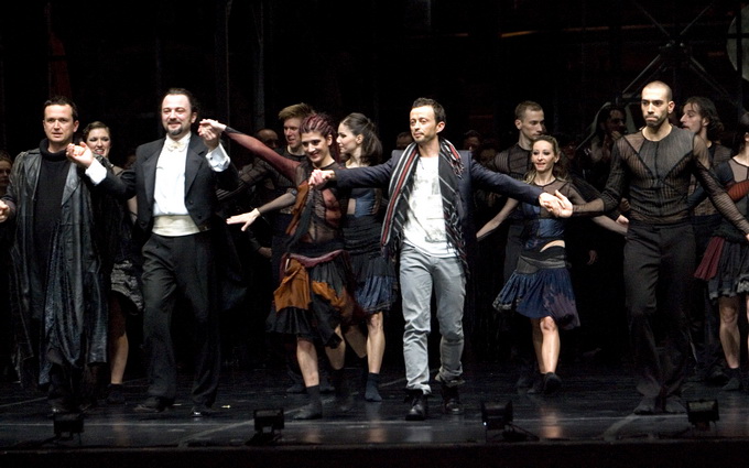 Rijeka, 200112.
U Hrvatskom narodnom kazalistu Ivan Zajc odrzana je premijera baleta Carmina Burana autora Carla Orffa.
Djelo je za Balet postavio poznati portugalski koreograf Hugo Viera, a glazbu su izveli orkestar i zbor kazalista i djeciji zbor Torret