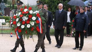 30.09.2013., Zadar – Na Gradskom groblju kod sredisnjeg kriza polozeni su vijenci stradalima u Domovinskom ratu povodom proslave dana obrane grada. Photo: Dino Stanin/PIXSELL Autor  Dino Stanin/PIXSELL KLJUČNE RIJEČI  polaganje vijenaca, obrana grada, o