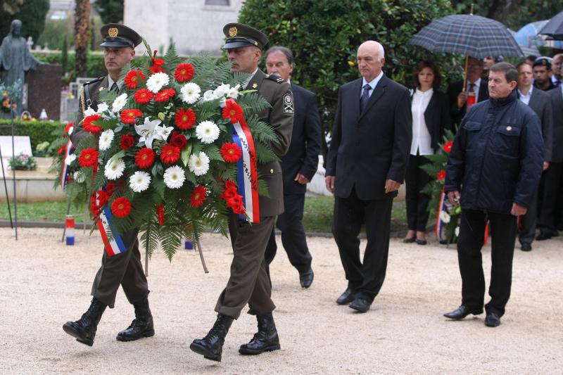 30.09.2013., Zadar – Na Gradskom groblju kod sredisnjeg kriza polozeni su vijenci stradalima u Domovinskom ratu povodom proslave dana obrane grada. Photo: Dino Stanin/PIXSELL Autor  Dino Stanin/PIXSELL KLJUČNE RIJEČI  polaganje vijenaca, obrana grada, o