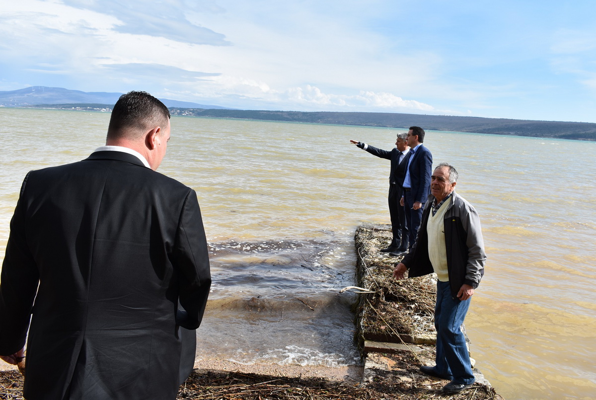 Župan Longin obišao klizišta u Posedarju Župan Longin obišao klizišta u Posedarju