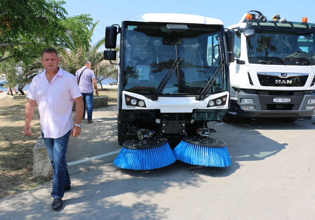 Vir: Primopredaja novog voznog parka komunalne tvrtke Čisti otok Vir: Primopredaja novog voznog parka komunalne tvrtke Čisti otok