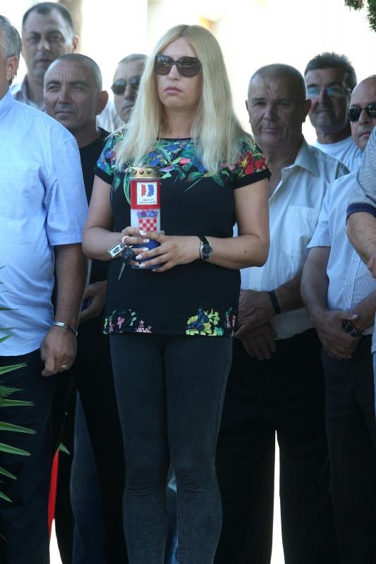 Zadar – Povodom obiljezavanja Dana pobjede i domovinske zahvalnosti i Dana hrvatskih branitelja kod sredisnjeg kriza na Gradskom groblju polozeni su vijenci i zapaljene svijece u sjecanje na sve poginule u Domovinskom ratu. Photo: Dino Stanin/PIXSELL