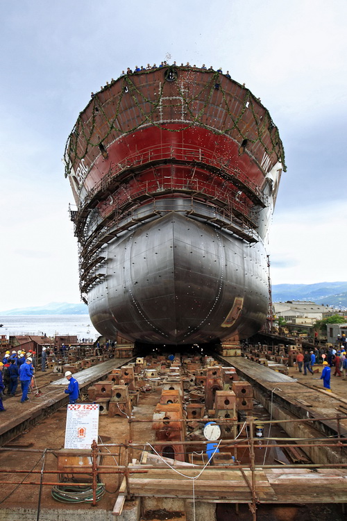 Rijeka, 280511
U 11h u brodogradilistu 3.Maj porinut je tanker Vinjerac. Tanker je dugacak 195.30m i ima nosivost od 51,800 tona. Narucitelj tankera je Tankerska plovidba d.d.
Foto: Davor Zunic / CROPIX Rijeka, 280511
U 11h u brodogradilistu 3.Maj porinut je tanker Vinjerac. Tanker je dugacak 195.30m i ima nosivost od 51,800 tona. Narucitelj tankera je Tankerska plovidba d.d.
Foto: Davor Zunic / CROPIX