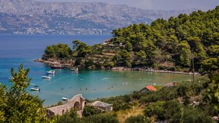 Uvala Lovrečina: Egzotična pješčana oaza na Braču u kojoj su uživali i stari Rimljani Uvala Lovrečina: Egzotična pješčana oaza na Braču u kojoj su uživali i stari Rimljani