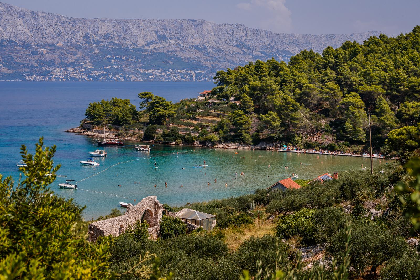 Uvala Lovrečina: Egzotična pješčana oaza na Braču u kojoj su uživali i stari Rimljani Uvala Lovrečina: Egzotična pješčana oaza na Braču u kojoj su uživali i stari Rimljani