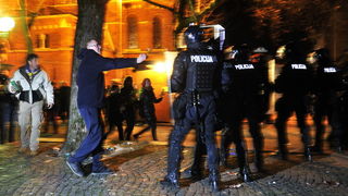 Maribor (Slovenija), 031212.
Prosvjed gradjana Maribora protiv trenutacnog gradonacelnika Franca Kanglera, osumnjicenog za umjesanost u korupciju. Prosvjed je zapoceo okupljanjem nekoliko tisuca ljudi na Trgu Slobode, a zatim se preselio ispred zgrade opc Maribor (Slovenija), 031212.
Prosvjed gradjana Maribora protiv trenutacnog gradonacelnika Franca Kanglera, osumnjicenog za umjesanost u korupciju. Prosvjed je zapoceo okupljanjem nekoliko tisuca ljudi na Trgu Slobode, a zatim se preselio ispred zgrade opc