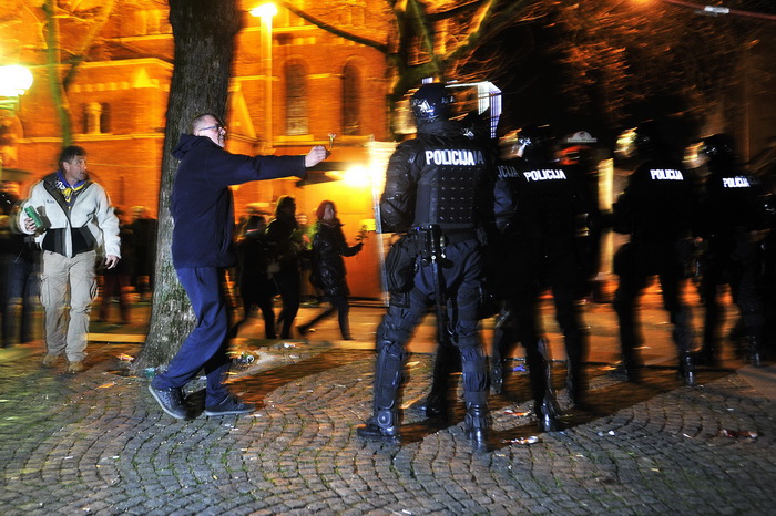 Maribor (Slovenija), 031212.
Prosvjed gradjana Maribora protiv trenutacnog gradonacelnika Franca Kanglera, osumnjicenog za umjesanost u korupciju. Prosvjed je zapoceo okupljanjem nekoliko tisuca ljudi na Trgu Slobode, a zatim se preselio ispred zgrade opc Maribor (Slovenija), 031212.
Prosvjed gradjana Maribora protiv trenutacnog gradonacelnika Franca Kanglera, osumnjicenog za umjesanost u korupciju. Prosvjed je zapoceo okupljanjem nekoliko tisuca ljudi na Trgu Slobode, a zatim se preselio ispred zgrade opc
