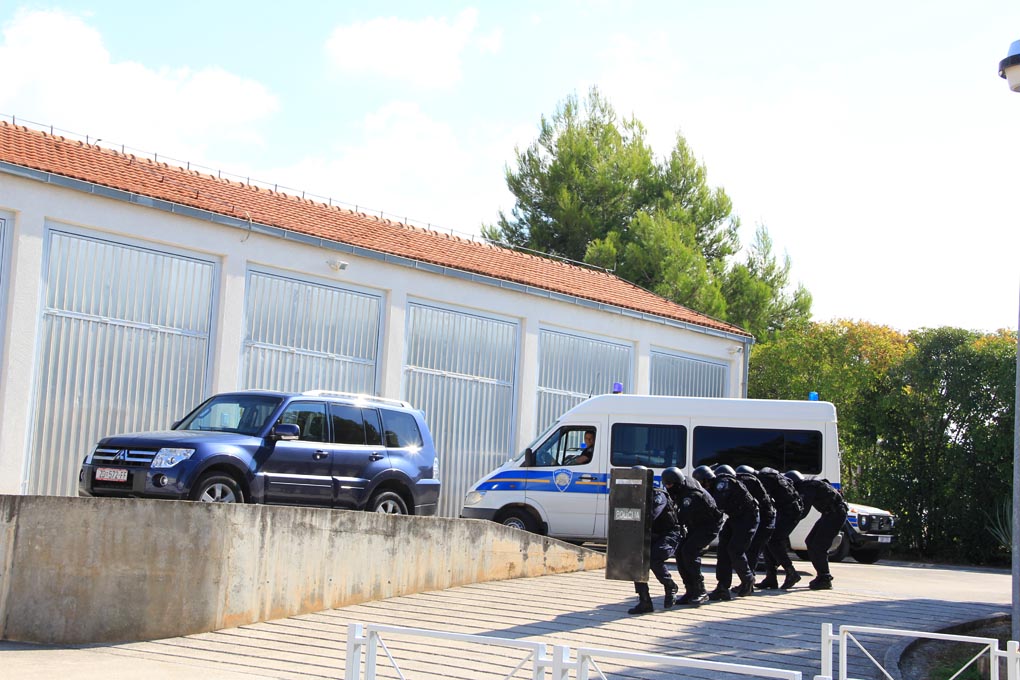 U prigodi Dana hrvatske policije i njihovog zaštitnika Sv.Mihovila danas je u PU Zadarskoj održana prigodna svečanost.U nastavku svečanosti, pokaznu vježbu samoobrane izveli su pripadnici interventne jedinice PU Zadarske te su podijeljena priznanja nagrađ U prigodi Dana hrvatske policije i njihovog zaštitnika Sv.Mihovila danas je u PU Zadarskoj održana prigodna svečanost.U nastavku svečanosti, pokaznu vježbu samoobrane izveli su pripadnici interventne jedinice PU Zadarske te su podijeljena priznanja nagrađ